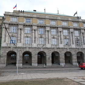 Budova FF UK na Palachově náměstí, kde v prosinci předloňského roku došlo k tragické střelbě. 