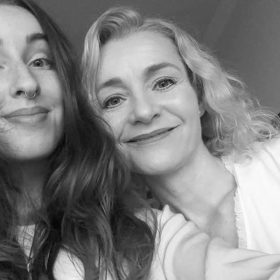 Maminka Lenka se nesmířila se smrtí jediné dcery Elišky. Svůj život dobrovolně ukončila skokem na dno Macochy.
