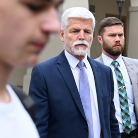 Prezident Petr Pavel dorazil v obležení bodyguardů.