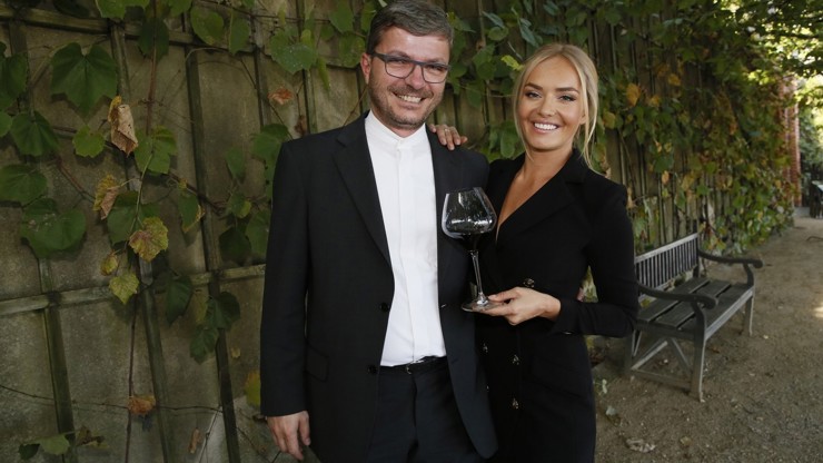 Romuald Štěpán Rob a Taťána Kuchařová se přátelí už dlouhá léta. Snímek je z roku 2018, kdy byl kněz hostem křtu vín Taťány a Ondřeje.